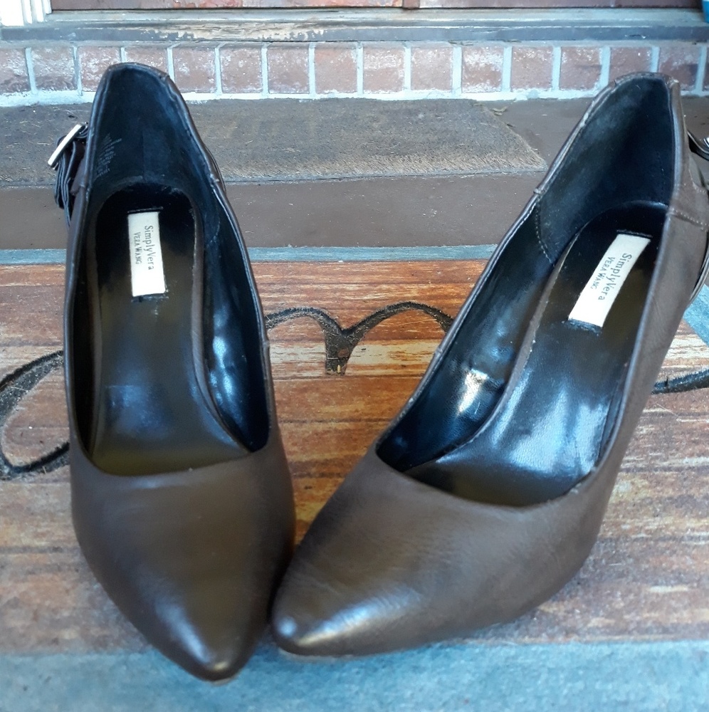 A pair of brown Simply Vera Wang pumps - Picture 4 of 7